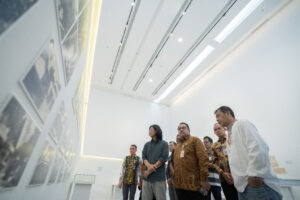 Ketua Harian Dewan Kesenian Jakarta 2023–2026, Bambang Prihadi, saat menerima kunjungan Wakil Gubernur DKI Jakarta, Rano Karno, di tempat pameran 100 Tahun Ali Sadikin.