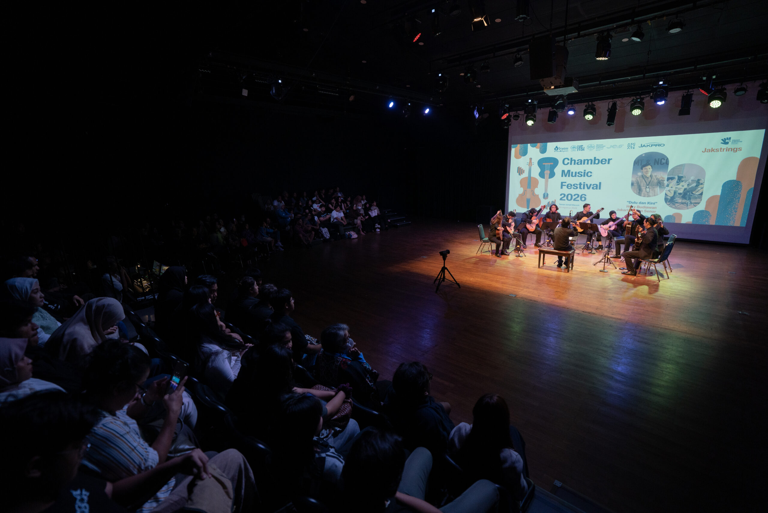 Pertunjukan Jakarta Enam Senar pada hari kedua Chamber Music Festival Jakstrings, di Teater Wahyu Sihombing