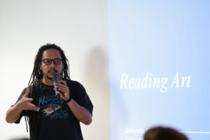 Komite Seni Rupa DKJ, Berto Tukan saat memberikan sambutan hari kedua masterclass